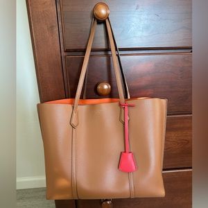 Tory Burch - PERRY TRIPLE-COMPARTMENT TOTE BAG in Light Umber 🧡🤎